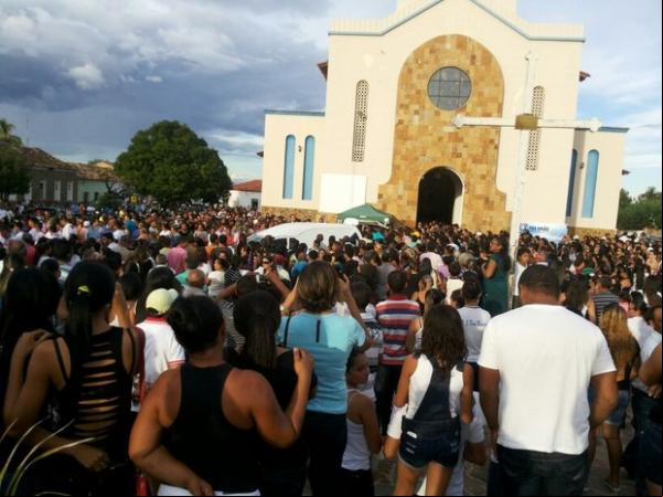 Multidão acompanhao a celebração religiosa.(Imagem:Igo Rafael/PortalMarvao)