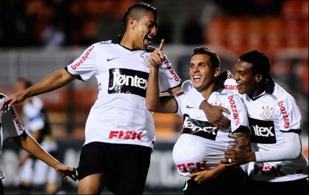 Ramon comemora gol pelo Corinthians que fez em homenagem à filha, Antônia.(Imagem: Marcos Ribolli/Globoesporte.com)