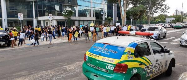 Familiares de presos da Cadeia Pública de Altos fazem protesto diante do Tribunal de Justiça, em Teresina (PI).(Imagem:Murilo Lucena/ TV Clube)
