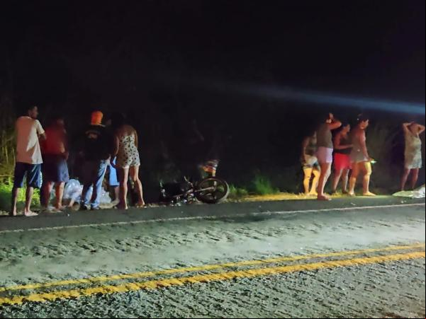 Ainda segundo os populares, a mulher avistou o idoso e desviou a tempo, caindo na rodovia. Já Zacarias se assustou com a moto correu para o meio da rodovia e um carro que vinha log(Imagem:Reprodução)