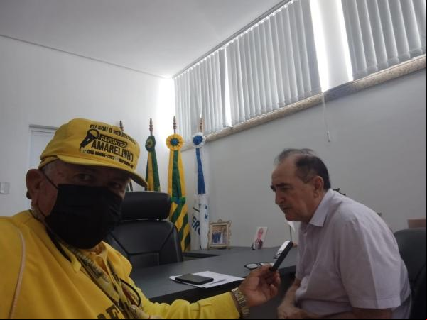 Repórter Amarelinho entrevistando o prefeito Antônio Reis.(Imagem:FlorianoNews)