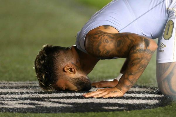 Menino da Vila, Gabigol beijou o escudo do Santos em sua despedida do clube no ano ado.(Imagem:Guilherme Dionízio / Estadão Conteúdo)