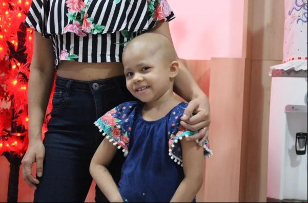 Camila Vitória ao lado da mãe, Geracinda Vieira, no Lar de Maria no Piauí.(Imagem:Lívia Ferreira/g1 PI )