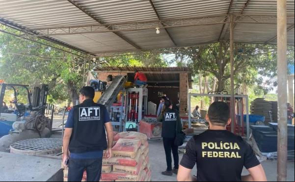 PF e MTE fiscalizam fábrica em que trabalhador morreu ao cair em máquina de cimento; lugar foi interditado em maio.(Imagem:Polícia Federal)