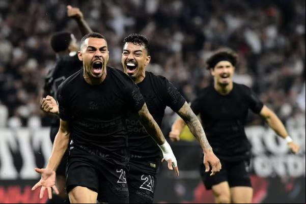 Matheuzinho comemora gol do Corinthians contra o Athletico-PR.(Imagem:Marcos Ribolli)