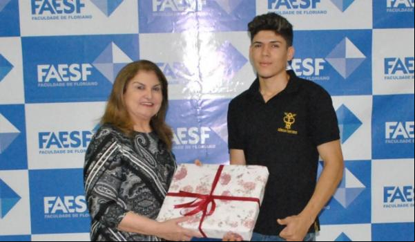 FAESF entrega notebook ao ganhador do sorteio do Dia do Estudante.(Imagem:FAESF)