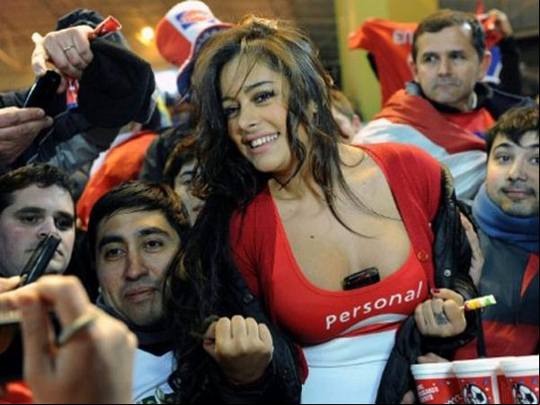 Modelo paraguaia foi cercada por dezenas de homens durante o jogo entre Paraguai e Venezuela.(Imagem:Divulgação)