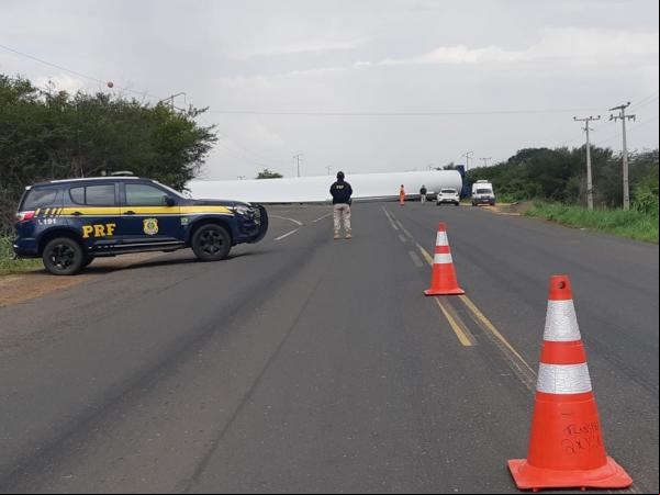 Conforme a Polícia Rodoviária Federal, devido ao tamanho da hélice (elas têm em média 20 metros de comprimento), a cabine do caminhão ficou suspensa no ar. A carga saiu de Caucaia(Imagem:Reprodução)