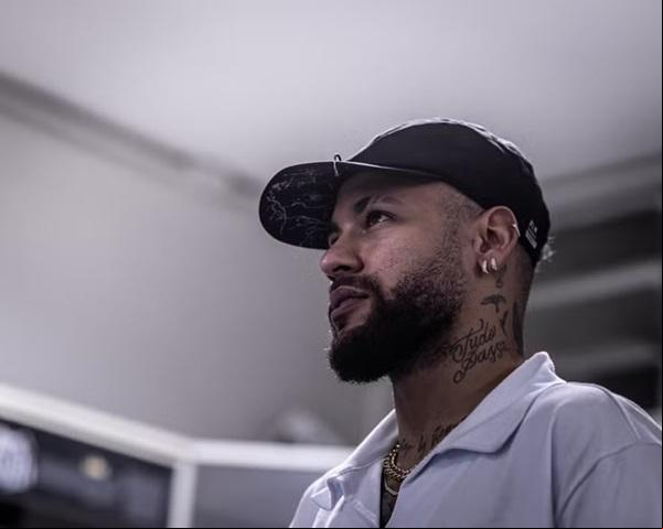 Neymar em visita à Vila Belmiro no ano ado.(Imagem:Raul Baretta/Santos)