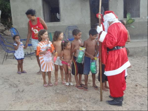 Papai Noel entrega brinquedos e cestas básicas em Floriano. (Imagem:FlorianoNews)