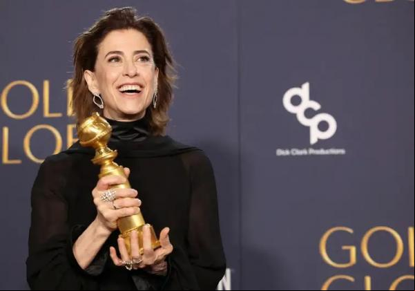 Fernanda Torres recebe o Globo de Ouro de melhor atriz na categoria Drama.(Imagem:REUTERS/Mario Anzuoni/Proibida reprodução)