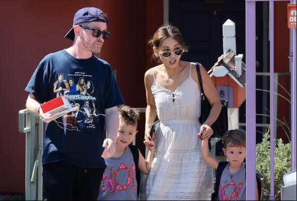 Macaulay Culkin e Brenda Song com os filhos, Dakota e Carson.(Imagem:Grosby Group)