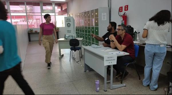 Estudantes, professores e técnico-istrativos da UFDPar votam para a escolha de reitor e vice-reitor nesta segunda-feira (16). (Imagem:Felipe Cruz / TV Clube)