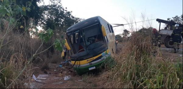 Ônibus capotou na madrugada desta quinta-feira (5) na BR-070, região de General Carneiro (MT) e três ageiros morreram(Imagem:Divulgação)