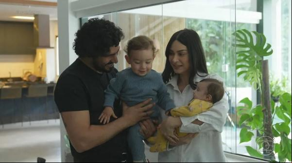 Casal de atores Renato Goés e Thaila Ayala com os filhos Francisco e Tereza.(Imagem:Reprodução/TV Globo)