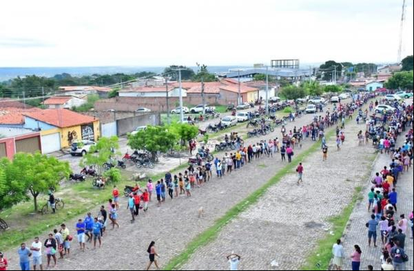 Prefeitura de Floriano distribui 5.000 cestas básicas para famílias da zona urbana.(Imagem:Reprodução/Instagram)