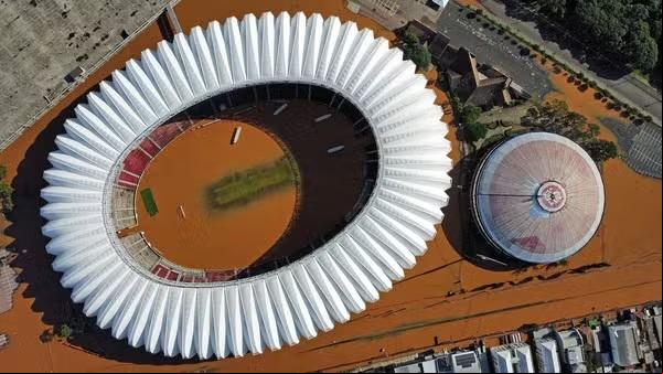 Estádio do Inter, o Beira-Rio, também ficou alagado com os temporais no RS.(Imagem:Max Peixoto/Estadão)