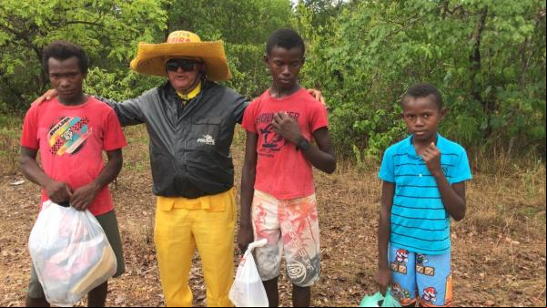 Projeto Amarelinho realiza doação de roupas e alimentos a moradores da zona rural de Floriano(Imagem:FlorianoNews)