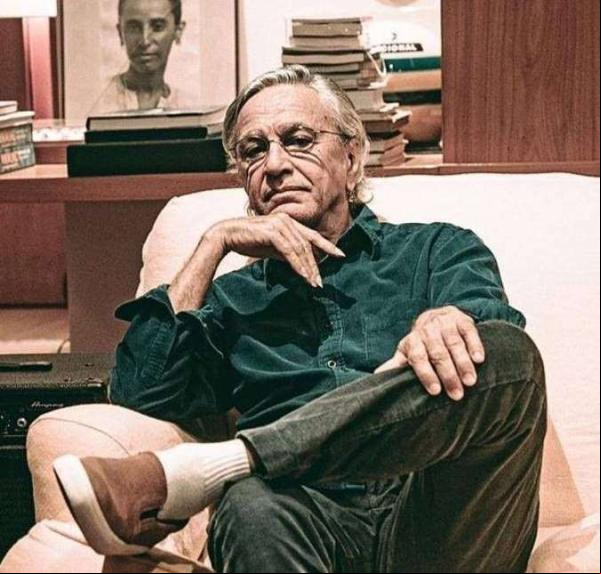No último domingo, dia 22, Caetano Veloso fez homenagem ao seu filho, Moreno Veloso, que completou 48 anos de idade. O músico postou um álbum de fotos antigas ao lado do filho, mas(Imagem:Divulgação)
