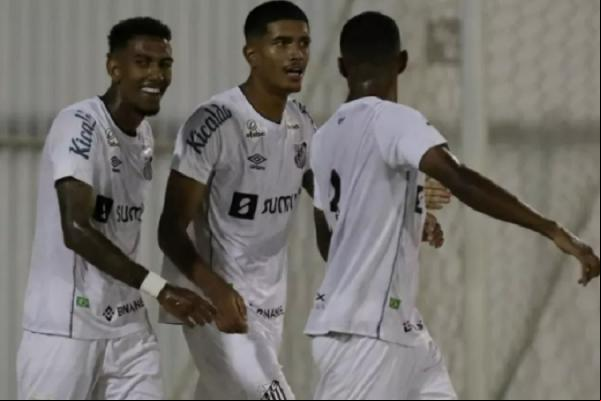 O jogador de 20 anos marcou os dois gols e chegou a quatro na competição. Aos 16 minutos, ele aproveitou rebote dentro da área e chutou forte para abrir o placar. Antes do interva(Imagem:Reprodução)
