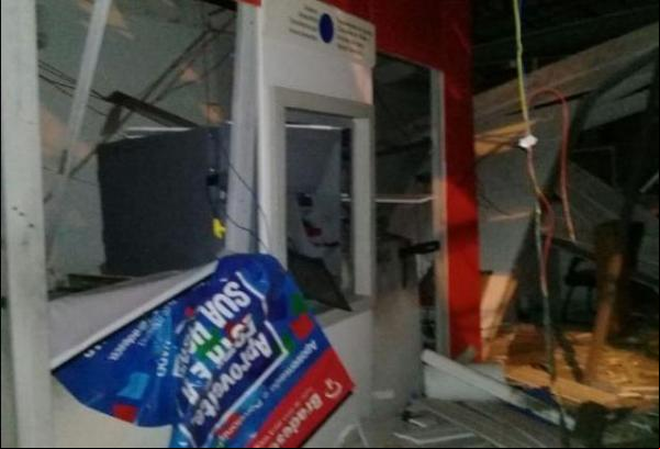 Bando explode agência do Bradesco e troca tiros com a polícia.(Imagem:florianonews.piauiconectado.com)