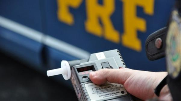 Condutor é suspeito de fugir da polícia se recusar a fazer o teste do bafômetro.(Imagem:Divulgação/PRF)