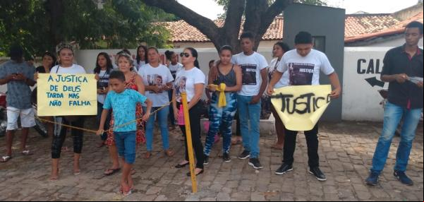 Familiares e amigos de Ackson realizam manifestação em Floriano(Imagem:FlorianoNews)
