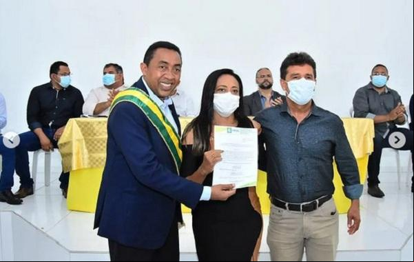 Vereadores acompanham posse de 31 novos servidores municipais de Floriano.(Imagem:Reprodução/Instagram)