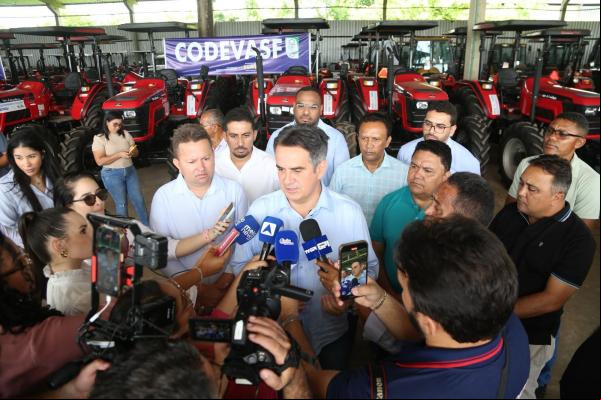 Ciro Nogueira entrega tratores e equipamentos agrícolas a prefeitos(Imagem:Divulgação)
