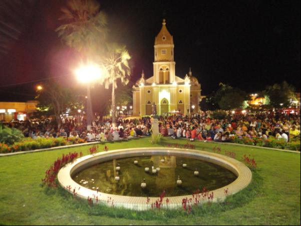 Fiéis lotaram a praça da matriz(Imagem:FlorianoNews)