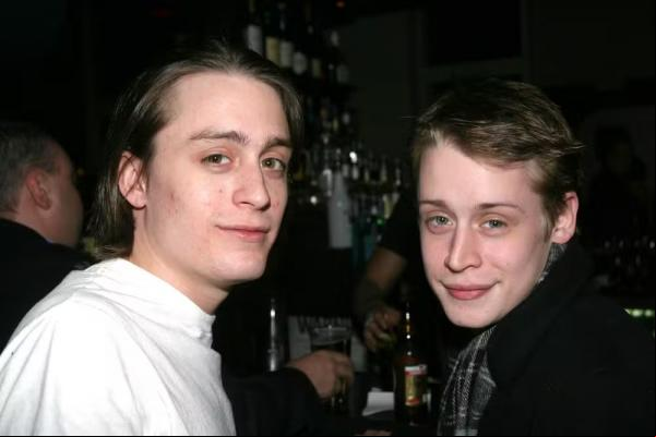 Os irmãos Kieran Culkin e Macaulay Culkin em 2005.(Imagem:Getty Images)