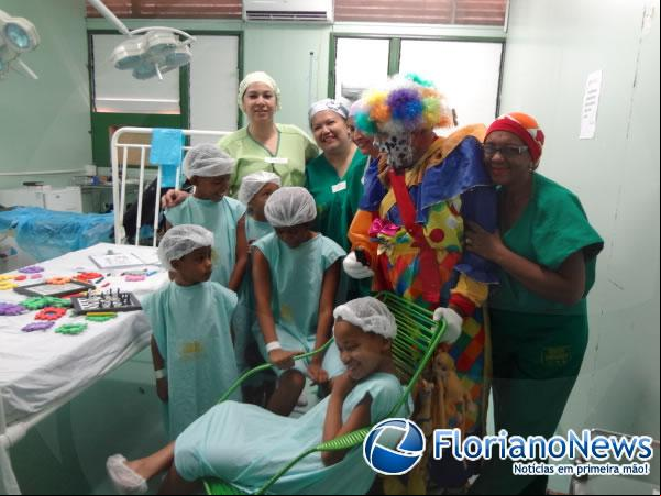 Palhaço Carrapeta leva alegria as crianças do Hospital Regional Tibério Nunes.(Imagem:FlorianoNews)