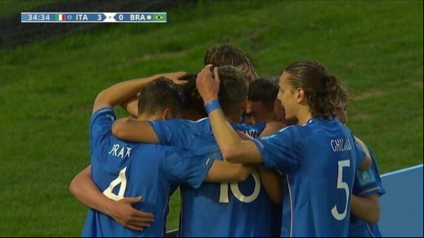 Aos 34 min do 1º tempo - GOL! Casadei desloca Mycael e marca o terceiro gol da Itália.(Imagem:Divulgação)