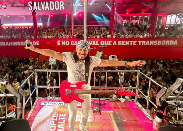 No Carnaval de Salvador (BA), o artista que é um dos mais tocados na folia piauiense, recebeu homenagem da enteada Pati Guerra.(Imagem:Vr2producoes/divulgação)