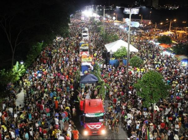Multidão lota Avenida.Raul Lopes durante o Corso de Teresina 2015.(Imagem:Catarina Costa/G1)
