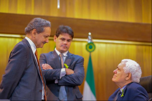 Wilson Brandão e Flávio Júnior conversando com o presidente da Alepi, Themístocles Filho.(Imagem:Thiago Amaral/Ascom Alepi)