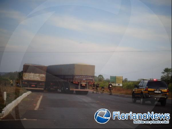 Carretas colidem lateralmente no trevo do Paracati.(Imagem:FlorianoNews)