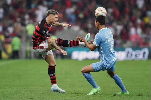Varela disputa bola em Flamengo x Bolivar (Imagem:Alexandre Durão)