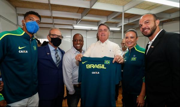Participam da cerimônia os medalhistas Maurren Maggi e André Domingos.(Imagem:Alan Santos/PR)