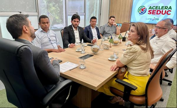 Deputado Dr. Francisco Costa participa de reunião para cessão de escola à UFPI em Floriano(Imagem:Reprodução/Instagram)
