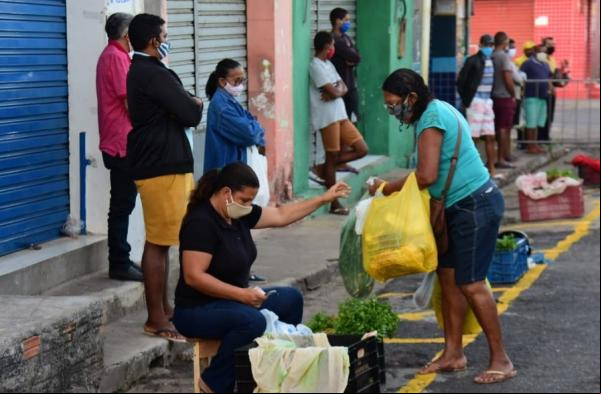 Feira em torno do Mercado Central de Floriano tem novas regras.(Imagem:Secom)
