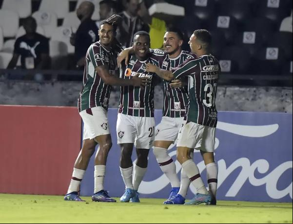 Cris Silva, Arias, Willian e Calegari comemoram gol do Fluminense.(Imagem:André Durão/ge )