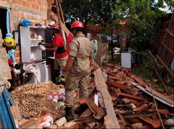 Casa desaba e deixa família desabrigada no Parque Wall Ferraz.(Imagem:florianonews.piauiconectado.com)