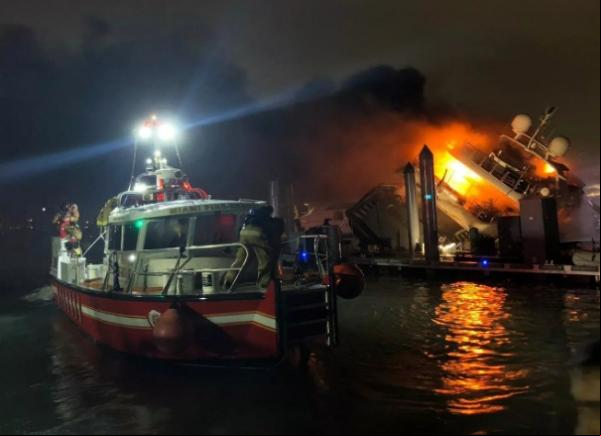 Iate do cantor Marc Anthony(Imagem:Twitter do Departamento de Bombeiros dede Miami)