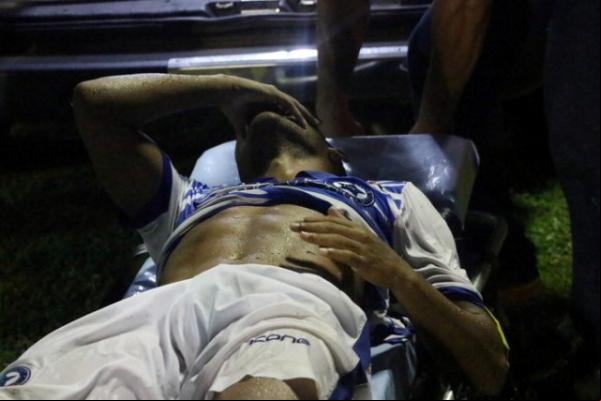 Doda foi retirado do Lindolfo Monteiro de ambulância, reclamando de muitas dores.(Imagem:Wenner Tito)