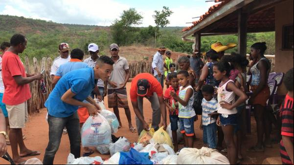 Projeto Amarelinho realiza doação de roupas e alimentos a moradores da zona rural de Floriano(Imagem:FlorianoNews)