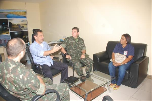 Prefeito Gilberto Júnior recebe representantes da Junta Militar em seu gabinete.(Imagem:Waldemir Miranda)