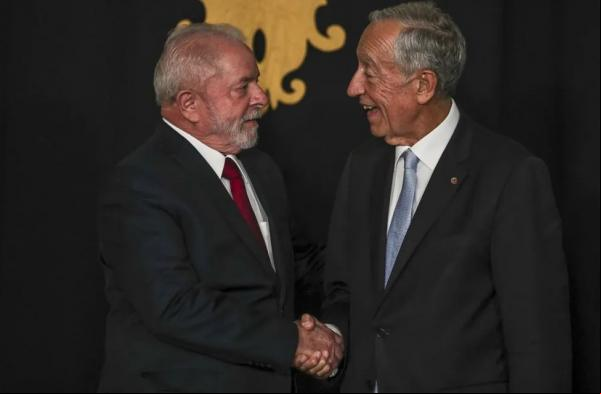 Lula com o presidente de Portugal, Marcelo Rebelo, durante encontro na sexta-feira (18).(Imagem:CARLOS COSTA / AFP)