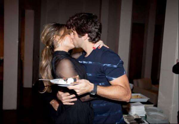 Claudia Leitte beija o marido, Márcio Pedreira.(Imagem:Divulgação)