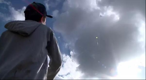 Jovem solta pipa. (Imagem:Reprodução/NSC TV )